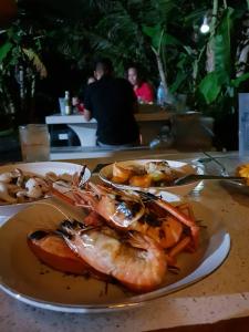梭桃邑的住宿－บ้านสวนนิสา，桌上有虾的盘子