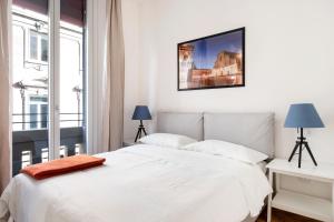 - une chambre avec un lit blanc et une fenêtre dans l'établissement Appartamento dietro Fontana del Nettuno, à Bologne