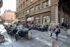 a group of motorcycles parked in front of a building at Appartamento dietro Fontana del Nettuno in Bologna