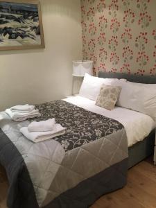 מיטה או מיטות בחדר ב-Lanark Residence