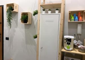 カステッランマーレ・ディ・スタービアにあるLa Margherita Apartmentの白いキャビネットが植物を飾った部屋