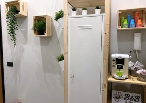 カステッランマーレ・ディ・スタービアにあるLa Margherita Apartmentの植物の部屋の白い扉 +18枚の写真