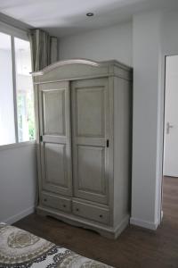 um armário de madeira no canto de um quarto em Charmète em Aix-les-Bains