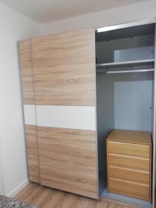 a closet with wooden doors and a wooden drawer at Apartamento Calzada II in Santiago de Compostela