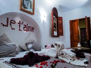Voodi või voodid majutusasutuse Riad Sérénis toas