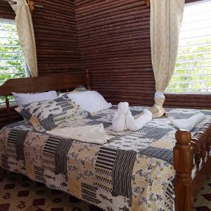 Un pat sau paturi într-o cameră la Palmento Grove Garifuna Eco-Cultural & Healing Institute