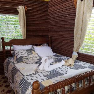 Posteľ alebo postele v izbe v ubytovaní Palmento Grove Garifuna Eco-Cultural & Healing Institute