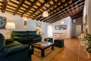 salon z zielonymi meblami i stołem w obiekcie Loft Catedral Jerez w mieście Jerez de la Frontera