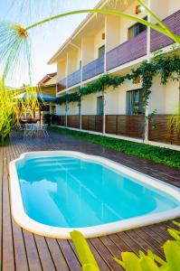 uma piscina em frente a um resort em Pousada Maré Mansa em Paraty