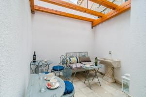mesa y sillas en una habitación con mesa y banco en Cinema View House en Dubrovnik
