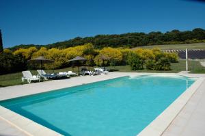 Bazén v ubytování Le Lavandin nebo v jeho okolí