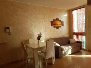 ein Wohnzimmer mit einem Tisch und einem Sofa in der Unterkunft Milano Malpensa Grandi AP in Gallarate