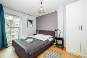 Posteľ alebo postele v izbe v ubytovaní PoBookowane Chmielna Apartments Old Town