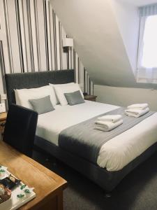 um quarto com uma cama com duas toalhas em Normanton Park Hotel, Sure Hotel Collection by Best Western em Oakham