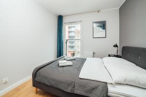 Posteľ alebo postele v izbe v ubytovaní PoBookowane Chmielna Apartments Old Town