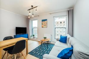 Televízia a/alebo spoločenská miestnosť v ubytovaní PoBookowane Chmielna Apartments Old Town