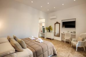 TV a/nebo společenská místnost v ubytování Sorrento Square Suites
