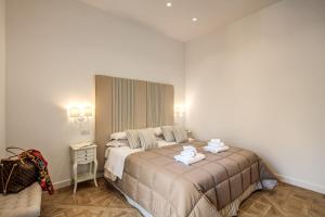 Postel nebo postele na pokoji v ubytování Sorrento Square Suites