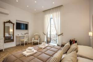 TV a/nebo společenská místnost v ubytování Sorrento Square Suites
