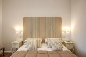 Postel nebo postele na pokoji v ubytování Sorrento Square Suites