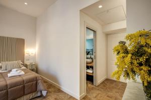 Postel nebo postele na pokoji v ubytování Sorrento Square Suites
