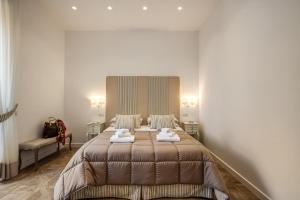 Postel nebo postele na pokoji v ubytování Sorrento Square Suites