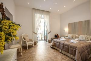 Postel nebo postele na pokoji v ubytování Sorrento Square Suites