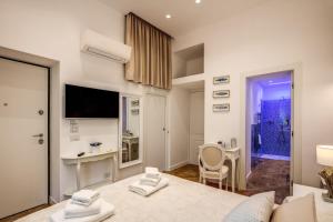 TV a/nebo společenská místnost v ubytování Sorrento Square Suites