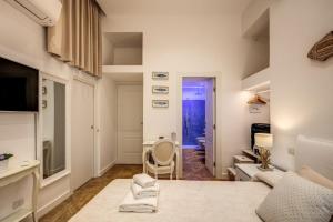 TV a/nebo společenská místnost v ubytování Sorrento Square Suites