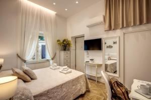 Postel nebo postele na pokoji v ubytování Sorrento Square Suites