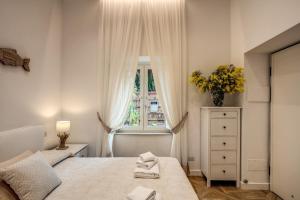 Postel nebo postele na pokoji v ubytování Sorrento Square Suites