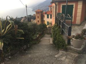 una escalera que conduce a una casa en una colina en B&B Case Rosse, en Camogli