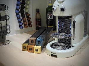 een mixer op een toonbank naast dozen bij Le Secret - Avignon in Avignon