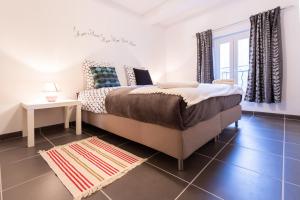 a bedroom with a bed and a table and a window at Appartement en plein centre ville in Apt