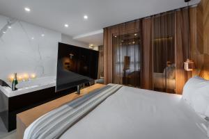 um quarto com uma cama grande e um lavatório em 9Hotel Paquis em Genebra