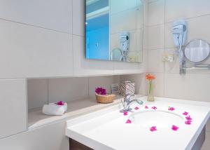 Baño blanco con lavabo y espejo en Mount Irvine Bay Resort, en Grafton