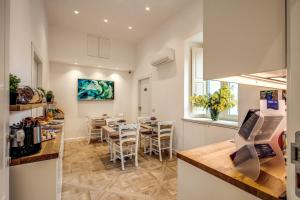 Kuchyň nebo kuchyňský kout v ubytování Sorrento Square Suites
