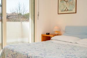 um quarto com uma cama e uma janela em Appartamento Il Castello em Rimini