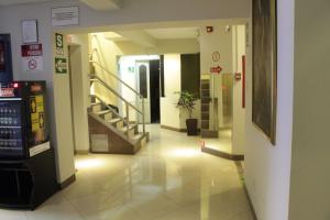 un pasillo de un hospital con una máquina expendedora en Hostal Bond, en Lima