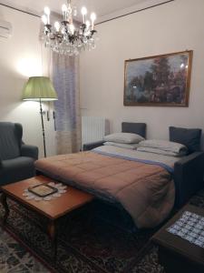 チェリアーレにあるAppartamento al mareのベッドルーム1室(ベッド1台、テーブル、シャンデリア付)