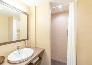 Koupelna v ubytování Hotel La Legende + 25 fotografií