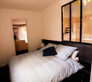 Un dormitorio con una gran cama blanca con ventana. en The Princess Monac'home Parking, en Montecarlo 48 fotos más