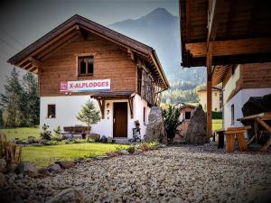 un edificio con un cartello che recita karamboos di Feriendorf X-Alp Lodges Ötztal a Sautens