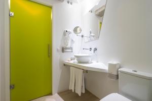 Ванная комната в Atarazanas Málaga Boutique Hotel