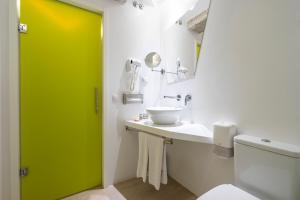 Un baño de Atarazanas Málaga Boutique Hotel