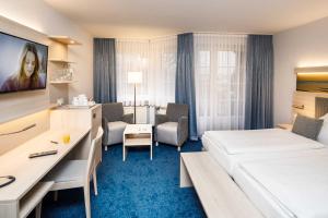 Ein Bett oder Betten in einem Zimmer der Unterkunft Hotel Seeschwalbe