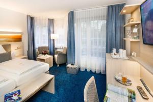 Ein Bett oder Betten in einem Zimmer der Unterkunft Hotel Seeschwalbe