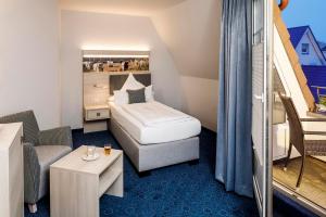 Ein Bett oder Betten in einem Zimmer der Unterkunft Hotel Seeschwalbe