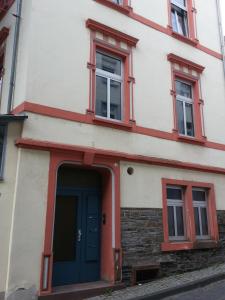 un edificio con una puerta y ventanas azules en Bernkastler Graben, en Bernkastel-Kues