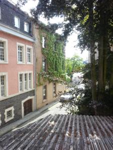ベルンカステル・クースにあるBernkastler Grabenの建物のある通りの上からの眺め